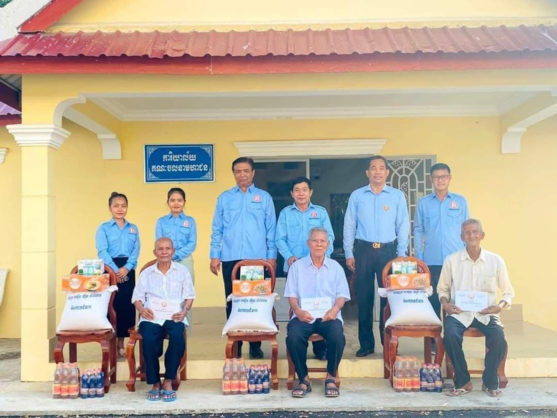 និវត្តន៍​ជ​ន​៤​នាក់​ ​នៅ​ខេ​ត្ត​កំ​ព​ង់​ឆ្នាំ​ង ​ទទួ​ល​អំ​​ណោ​យ​ដ៏​ថ្លៃ​ថ្លា ​រ​ប​ស់​ឯក​​ឧ​ត្ត​ម​បណ្ឌិ​ត​ ​ហ៊ុ​​ន​ ​ម៉ា​ណែ​ត​