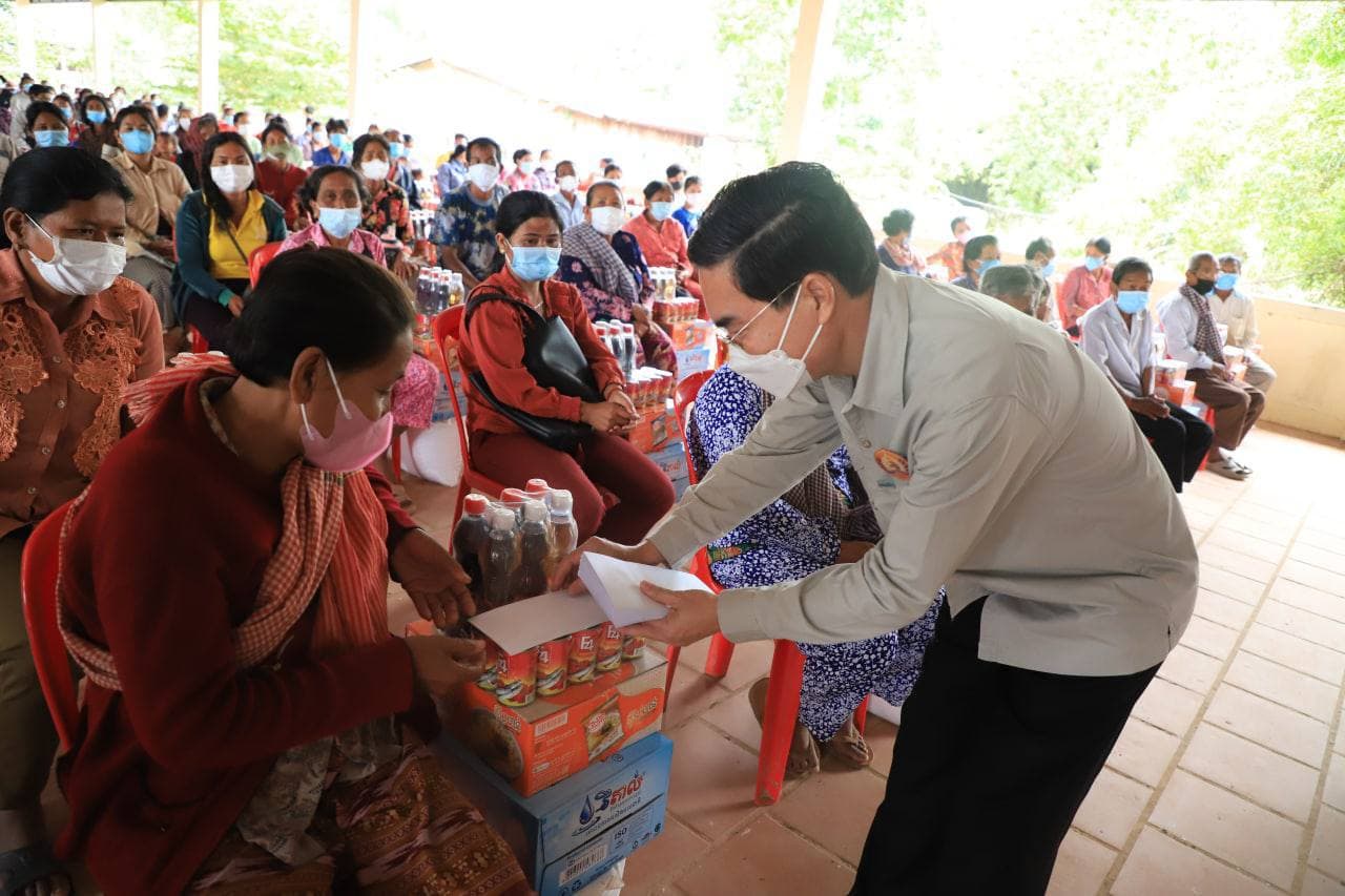 ប្រជាព​ល​​រដ្ឋ​ ​ចំនួ​ន​​៣០​​០​គ្រួ​សា​រ​ ​ ​មា​​ន​ជី​វភា​ព​ខ្វះ​​ខាត​ ​ក្នុ​ង​ស្រុ​ក​គា​ស់​ក្រ​ឡ​ ​ ​បា​​ន​ទ​ទួ​លអំ​ណោ​យ​ពី​ ក្រុ​​មកា​រ​ងា​រ​គ​ណ​ប​ក្ស​ប្រ​ជា​ជ​ន​ក​ម្ពុ​ជា​ ​ ​ចុះ​ជួយ​​ ​ស្រុ​ក​គា​ស់​ក្រ​ឡ ​ ​ខេ​ត្ត​បា​ត់​ដំ​ប​ង​