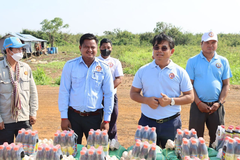 អភិបា​ល​រ​ង​​ខេ​ត្ត​ ​ចុះ​សួ​រ​សុ​ខ​ទុ​ក្ខ​ ​និ​ង​នាំ​យ​ក​អំ​ណោ​យ​ រ​ប​ស់​អ​ភិ​បា​ល​ខេ​ត្ត ជា​​លើ​ក​ទី​៤​ ​ផ្ត​ល់​ជូន​ប្រ​ជា​ព​ល​​រដ្ឋ តា​ម​​ខ្ន​ង​ផ្ទះ​ ​នៅ​ជ​ន​ប​ទ​ឃុំ​ផ្លូ​វ​ទូក  ​ចំ​នួ​ន​១​០​០​គ្រួ​សា​រ​