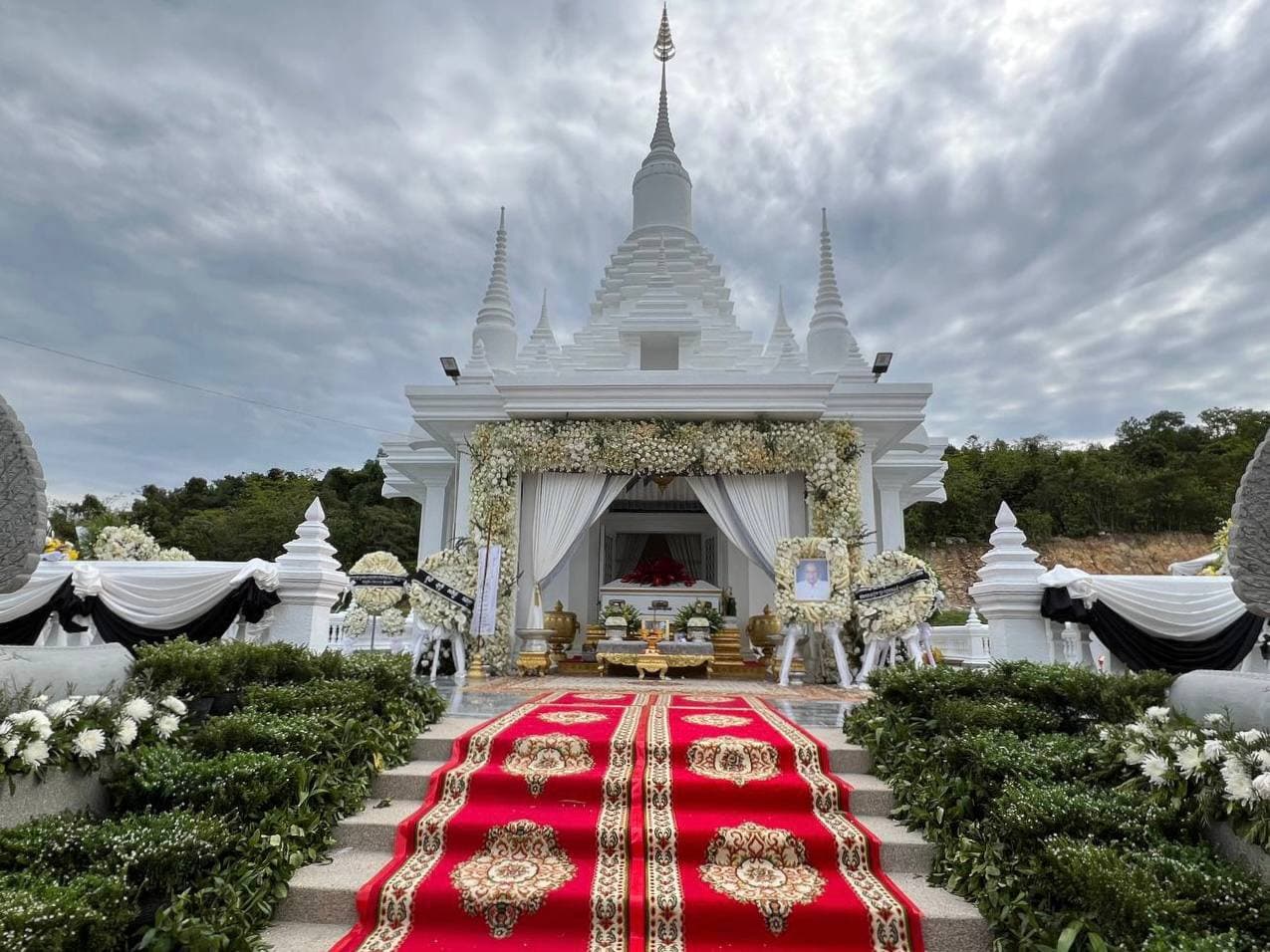ឯកឧ​ត្ដ​ម ​ ​កៅ​ ​​ ​ខុ​ន​ដា​រ៉ា​ ​​ ​តំ​ណា​ង​គ្រួ​សា​រ​ស​ពម​ហា​ឧ​បា​ស​ក​ ​ ​​កៅ ​ ​ខេ​ង​ ​ ​ថ្លែ​ង​អំ​ណ​រ​គុ​ណ​ដ​ល់​ស​ម្តេ​ច​ ​ ​ឯ​កឧ​​ត្ដ​ម​ ​ ​លោ​ក​ជំ​ទា​វ​ ​ លោ​ក​ ​ ​​លោ​ក​ស្រី​ ដែ​​ល​បា​ន​ចូល​​រួម​ ពិ​​​ធី​បុ​​ណ្យ​ប​ញ្ចុះស​ព ​មហា​ឧ​បា​ស​​ក​ ​ ​កៅ​  ​​ខេ​ង​ ​ ​​ដែ​ល​បា​​ន​ម​រ​ណកា​ល​ ក្នុ​ង​ជ​ន្មា​​យុ​១០​​៤ ​ ឆ្នាំ ដោ​យ​ជ​​រា​ពា​ធ​