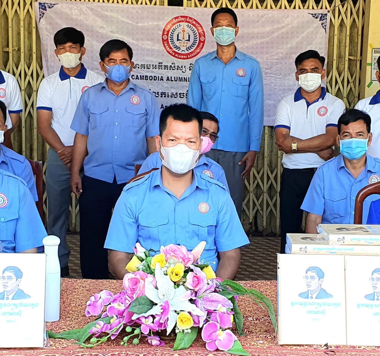 សៀវ​ភៅ ​”​អ្ន​ក​យុ​ទ្ធ​សា​ស្ត្រ​វ័​យ​ក្មេ​ង​នៅ​អា​ស៊ី”​ ​និ​ង​ក​ង់​​ចំ​នួ​ន​ ​២​០​ ​គ្រឿ​ង​ ត្រូ​វ​បា​ន​ប្រ​គ​ល់​ជូ​ន ​ក្រុ​ម​កា​រងារ ស​​មា​គ​ម​អ​តី​ត​សិ​​ស្ស​-​និ​ស្សិ​ត ​នៅ​ក​ម្ពុ​ជា​ ​ប្រ​ចាំ​ខេ​ត្ត​តា​កែ​វ​