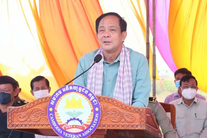 អភិ​បាល​​ខេ​ត្ត​កំ​ព​ង់​ធំ​ ​នាំ​យ​ក​សូ​ឡា​ចំ​នួ​ន​ ​១​៤​១​ផ្ទាំ​ង​ ​ចែក​គ្រួ​សា​រ​អ​តី​យុ​ទ្ធ​ជ​ន ​ព្រ​ម​ទាំ​ង​អំ​ពា​វ​នា​វ​ដល់ ​គ្រួ​សា​រ​អ​​តី​ត​យុ​ទ្ធ​ជ​ន ​ឲ្យ​ចេះ​ត​​ស៊ូ ​រ​ស់​នៅ​ជា​មួ​យ​ជី​វ​​ភា​ព​ថ្មី​ ​លើ​ដី​ស​ម្ប​ទា​ន​ស​ង្គ​​ម​កិ​ច្ច​