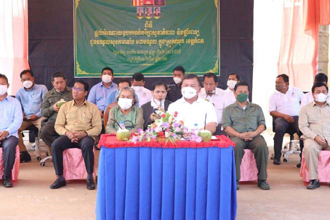 ឯក​ឧត្ត​ម​ ​ ​នា​​យ​ឧ​ត្តម​​សេ​នី​យ៍​ ​ ​ប៉ោ​ ​ ​ភក្តិ​ ​ ​ឧ​ប​ត្ថ​ម្ភ​ឧ​ប​​ក​រ​ណ៍​ ​ប​រិក្ខា​សុ​ខា​ភិ​បា​ល​ ​និ​ង​​ឱ​ស​ថ​ ជូ​ន​ដ​ល់ ​ម​ណ្ឌល​​សុ​ខ​​ភាព​ឃុំ​​ទាំង​១​៣​ ​ក្នុ​​ង​ស្រុ​ក​ឈូ​ក​ ​ ​ខេ​ត្ត​កំ​ព​​ត​