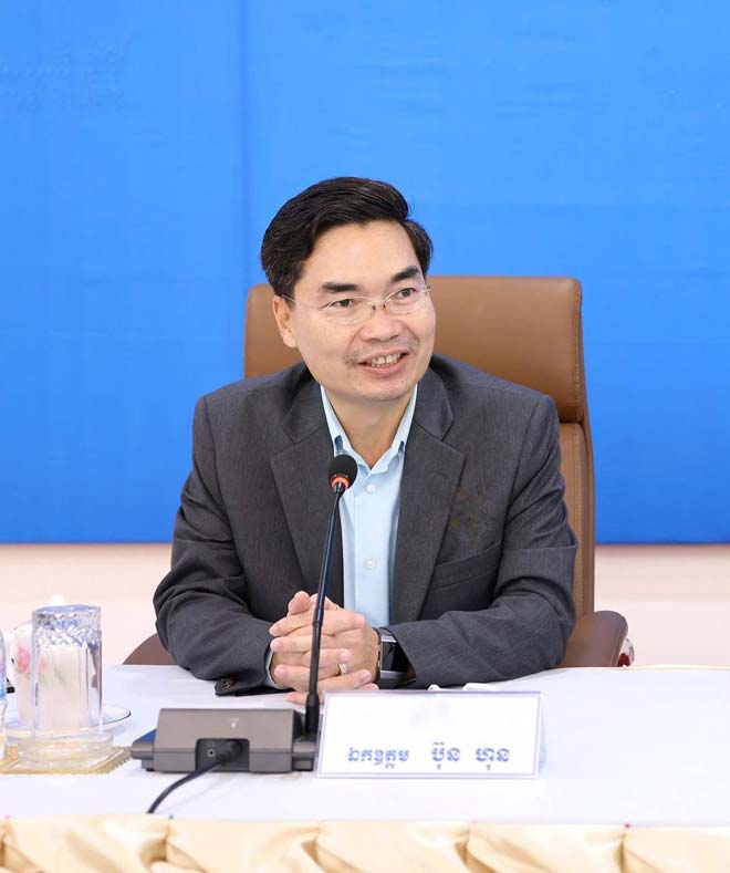 កិច្ចប្រ​ជុំ​ស្តី​​ពីកា​រ​ប​ង្ក​ល​ក្ខ​ណៈ​ងា​យ​ស្រួ​ល​ ​ដ​ល់​គ្រ​ប់​គ​ណ​ប​ក្ស​ន​យោ​បា​យ​ ដែ​​ល​បា​ន​ចុះប​ញ្ជី នៅ​ក្រ​សួ​ង​ម​ហា​ផ្ទៃ​​