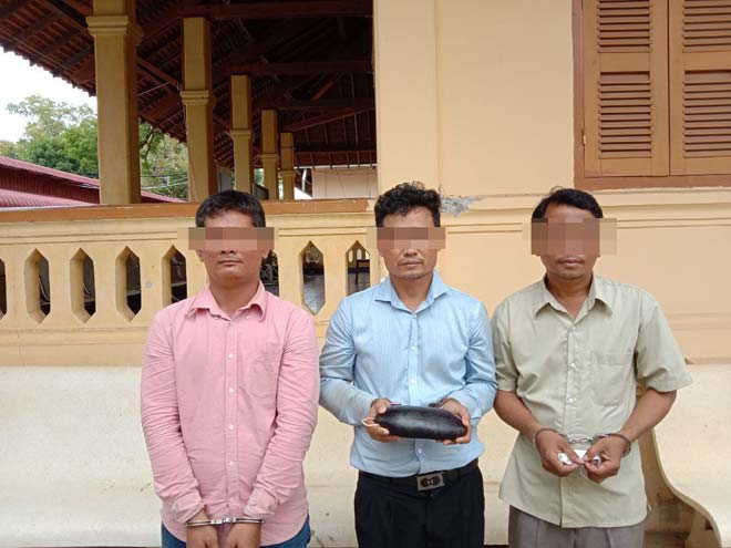 ឃាត់ខ្លួន ជនសង្ស័យ ចំនួន៣នាក់ ពាក់ព័ន្ធ ករណីឆបោក លក់ដូរវត្ថុអច្ឆរិយ: (ថ្មស៊ីដែក) 