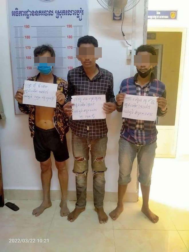 ឃាត់ខ្លួ​​ន​ជ​ន​ទំ​នើ​ង​៣​នាក់​ ​គ​ប់​ក​ញ្ច​ក់​រ​ថ​​យន្ត ​តា​ម​ដង​ផ្លូ​វជា​តិ​លេ​​ខ​៥​ ​ ​ប​ញ្ជូ​ន​ទៅ​តុ​លា​កា​រ​