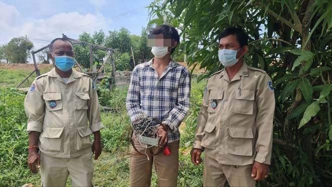 ឯកឧ​ត្ត​ម​ ​ ​អ៊ិត​ ​ ​​សុធា​ ​ ​ព្រះ​រា​​ជ​អា​ជ្ញាអ​ម​​សាលា​ដំ​បូ​ង ខេ​​ត្តកំ​ព​​ង់​ឆ្នាំង​ ​ ​ដឹ​​ក​នាំ​ក​ម្លាំ​ងផ្ទា​ល់​ ​ ​ចុះ​ប​ង្ក្រាប​ ​និ​ង​ឃា​ត់​ខ្លួ​ន ជ​ន​ស​ង្ស័​យ​០​១​នា​ក់​ ​ពា​ក់​ព័​ន្ធ​ក​រ​ណី​ ​នេ​សា​ទ ​ដោ​យ​ប្រើឧ​ប​ក​រ​ណ៍​ឆ​​ក់ ​(​ឆ​ក់​ត្រ​ជា​ក់​)​