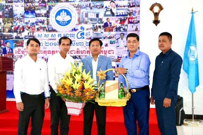 សារលិខិត គោរពជូនពរ ឯកឧត្តម ហ៊ុយ វណ្ណៈ រដ្ឋលេខាធិការ ក្រសួងមហាផ្ទៃ និងជា ប្រធានសហភាពសហព័ន្ធ អ្នកសារព័ត៌មានកម្ពុជា និងលោកជំទាវ ព្រមទាំងក្រុមគ្រួសារ ក្នុងឱកាសចូលឆ្នាំថ្មី ប្រពៃណីជាតិ