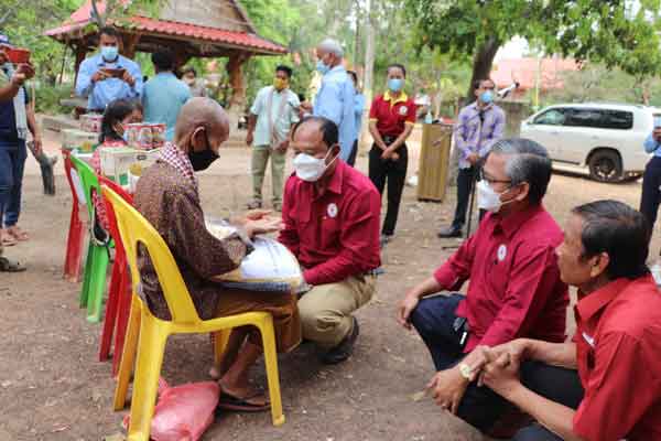 ពលរដ្ឋរងគ្រោះ ដោយសារខ្យល់កន្ត្រាក់ ៣១គ្រួសារ នៅស្រុកស្វាយចេក ទទួលបាន អំណោយមនុស្សធម៌ របស់ សម្តេចកិត្តិព្រឹទ្ធិបណ្ឌិត ប៊ុន រ៉ានី ហ៊ុន សែន