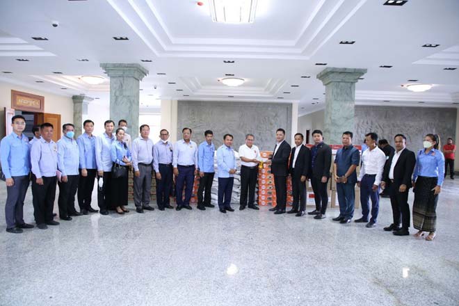 អំ​ណោយ​រ​បស់​ យុ​វ​ជ​ន​ ​គណ​ប​ក្ស​ប្រ​ជា​ជ​​ន​កម្ពុ​ជា​ ថ្នា​ក់​ក​ណ្តា​​ល​ត្រូ​វ​បា​ន​​ជូ​ន​​ដល់  ​ប្រ​​ធា​​​ន​​​​ក្រុ​​​ម​​​កា​​​​​រ​ងា​​រ​​​​​យុ​​​​វ​ជ​​​ន​​​ ​​​​គ​​​ណ​ប​​​ក្ស​​​ប្រ​​​​ជា​​ជ​​​ន​​​​​ក​ម្ពុ​​​ជា​​​ ​​​ខេ​​​ត្ត​​​ក​​​​ណ្តា​​​ល​​