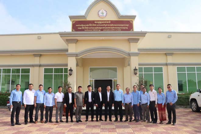 ក្រុមការងារយុវជន គណបក្សប្រជាជនកម្ពុជា ខេត្តស្វាយរៀង ទទួលអំណោយរបស់ ឯកឧត្តម ហ៊ុន ម៉ាណែត និងលោកជំទាវ ពេជ ចន្ទមុន្នី