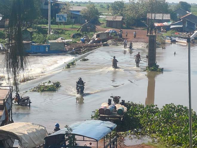 ទំន​ប់​ទឹ​​ក​បា​រាំ​ង រ​​ងកា​រ​​បា​ក់​ច្រោះ​ដី​ ​នៅ​ចុង​ទំ​ន​ប់​ ដោ​យ​​សា​រ​ជំ​ន​ន់​ទឹ​កភ្លៀ​ង​ ​ត្រូវ​​បា​ន ឯ​ក​​ឧត្ត​មអ​ភិ​​បា​ល ​​ខេត្ត​ អោ​​យ​ម​ន្ទី​រ​ធ​ន​ធា​នទឹ​ក ​ចា​ក់​ដី​ស​ម្រួ​ល​ច​រា​ច​រណ៍ ជូ​ន​​ប្រ​ជា​​ព​ល​រ​ដ្ឋ​