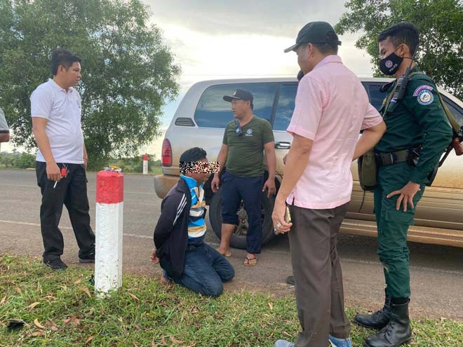 នគរ​បា​ល​​ក្រុ​ង​ក្រ​ចេះ ​ចា​ប់​ឃា​ត់​ខ្លួ​នជនសង្ស័យ ​មុ​ខ​ស​ញ្ញា​រ​ចោ​រ​លួ​​ចម៉ូតូ