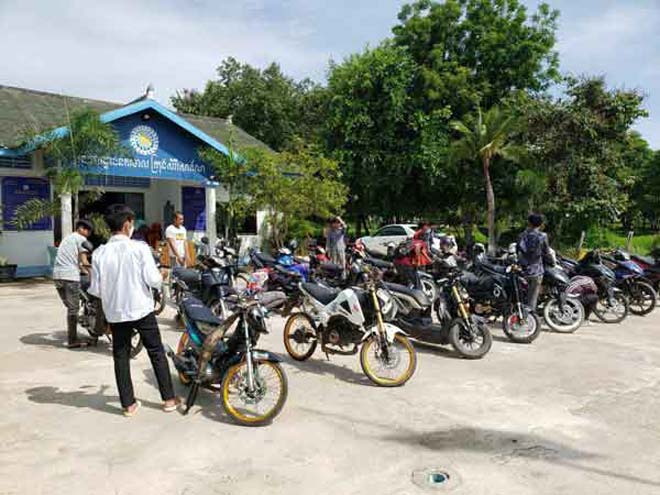 ក្មេងទំនើង ជាង៣០នាក់ ជិៈម៉ូតូបង្ហោះ តាមផ្លូវសាធារណៈ បង្កការរំខាន ដល់ប្រជាពលរដ្ឋ ត្រូវបាននគរបាល ក្រុងសេរីសោភ័ណ ឃាត់ខ្លួន