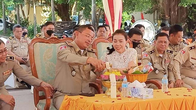 ស្នង​ការ​​ន​​គ​របា​ល​ ​ខេ​ត្ត​បា​ត់​ដំ​ប​ង​ ដឹ​ក​នាំ​ម​ន្ត្រី​ក្រោ​ម​ឱ​វា​ទ ប្រា​រ​ព្ធ​​ពិ​ធី​បួ​ងសួ​​ង​ក្រុ​ងព​លី​ ​សា​ង​ស​ង់​អា​គា​រ​ស្នា​ក់​នៅ​ថ្មី​