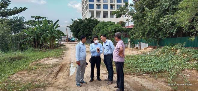 លោក កៀ​ង​ ​ល័​ក្ស​ ​អ​ភិ​បា​ល​ខ​ណ្ឌ​ចំ​កា​រ​ម​​ន​ ចុះ​​ត្រួ​តពិ​​និ​ត្យ ​កា​រ​ឈូ​ស​ឆា​យ​ផ្លូ​វ​វ នៅផ្លូវ​លេ​ខ​១​០​៥​ និ​ង​កា​រ​ស្ដា​រ​អា​ង​ស្ដុ​​បទឹ​ក​បឹ​ង​ត្រ​បែ​ក​​