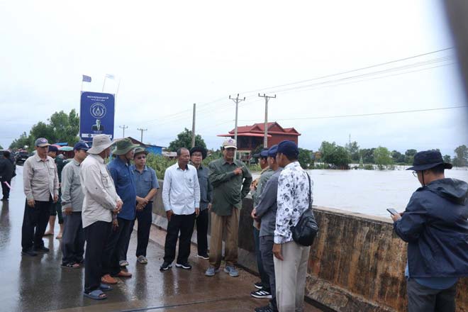 ឯក​ឧ​ត្ត​មទេ​ស​រ​ដ្ឋ​ម​ន្ត្រី​ ​គ​ន់​ ​គី​ម​​ ​អ​នុ​ប្រ​ធា​នទី​១​ ​​នៃ​គ​ណៈ​ក​ម្មា​ធិ​កា​រ​ជា​តិ ​គ្រ​ប់​គ្រ​ង​គ្រោះ​ម​ហ​ន្ដ​រា​យ ​ចុះ​ពិ​និ​ត្យ ​ស្ថា​ន​ភា​ព​ទឹ​ក​ជន​ន់​ ​នៅ​ស្រុ​ក​ស្ទោ​ង ​ ​និ​ង​​ណែនាំ​ ក​ម្លាំ​​ង​ស​ម​ត្ថ​កិ​ច្ច ត្រៀ​ម​ល​ក្ខ​​ណៈ ស​ង្គ្រោះ​ព​ល​រ​ដ្ឋ​