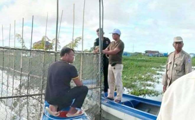 អា​ជ្ញាធ​រ​និ​ង​ម​ន្ត្រី​ជំ​នា​ញ​ ​ចុះណែ​​​​​នាំ​អ្ន​ក​ចិ​ញ្ចឹ​ម​ក្រ​ពើ​ ឲ្យ​ព័​ទ្ធ​លួ​ស​សំ​ណា​ញ់​ ​ដើ​ម្បី​កា​រ​ពារ​ស​ត្វ​ក្រ​ពើ​ រួចចេ​ញ​ពី​​អាង​ចិ​ញ្ចឹ​ម​ ក្នុ​ង​ឃុំ​ឆ្នុ​ក​ទ្រូ​