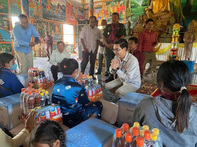 ឯកឧ​ត្ត​ម​ ​ប៊ុ​ន​ ​ហុ​ន​ ​អ​​ញ្ជើ​ញ​ចុះ​ត្រួ​ត​ពិ​​និត្យ​ ​ស្ថា​ន​ភា​ព​ជំ​ន​ន់​ទឹ​ក​ភ្លៀ​ង​ ​និ​ង​នាំ​យក​ ​ស្បៀ​ង​អាហា​រ ​ទៅ​ចែ​ក​ជូន ដ​​ល់​ព​ល​រ​ដ្ឋ​រង​គ្រោះ​ ​ចំ​​​នួ​ន​ ​៩​៤​គ្រួ​សា​រ ​ ​នៅ​ស្រុ​ក​គា​ស់​ក្រ​ឡ​