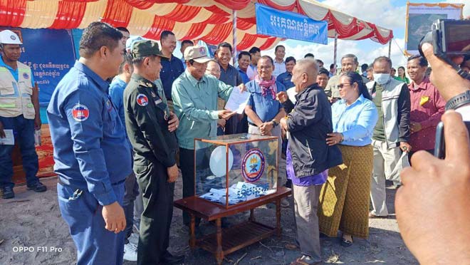 ឯកឧត្តមទេ​ស​រ​ដ្ឋ​ម​ន្ត្រី​ ​គ​ន់​ ​គី​ម​​ ​អ​ញ្ជើញ​ចុះ​ប្រ​គ​ល់​ដី​​​ ​និ​ង​ផ្ទះ​ ចំ​នួ​ន​​​១​០​០​ខ្ន​ង​ ជូ​ន​អ​តី​ត​​យុ​ទ្ធ​ជ​ន​​ ​និង​គ្រួ​សា​​រ​ ​នៅ​ឃុំ​ក្រាំង​ល្វា​