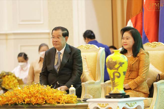 សម្តេច​​តេជោ​ ​​ហ៊ុន​ ​​សែន​​ ​និ​ង​ស​ម្ដេ​ចកិ​​ត្តិព្រឹ​​ទ្ធ​បណ្ឌិ​ត​ ​​ប៊ុ​ន​ ​រ៉ានី​ ​ហ៊ុ​ន​សែ​ន​ ​អ​ញ្ជើ​ញ​​ទទួ​​ល ​ពា​ន​រ​​ង្វា​ន់ ​ស​មិ​ទ្ធ​ផ​ល​ពេ​ញ​មួ​យ​ជី​វិ​ត រ​ប​​ស់​មេ​ដឹ​ក​នាំ​ឆ្នើ​ម​ពិ​ភ​ព​លោ​ក​