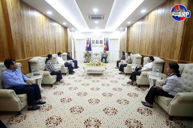 ឯកឧ​​​ត្ត​​​​ម​​​ ​​​​ខៀ​​​វ​​​ ​​​​កា​​​ញា​​​រី​​​​ទ្ធ​​​ ​​​និ​​​ង​លោ​​ក​ជំ​ទា​​វ​​ ​អ​ញ្ជើ​ញជួ​​ប​​ ​ពិ​​​​​ភា​​​​​ក្សា​​​​​កា​​​​​រ​​ងារ​​ជា​​មួ​​យ​​​ ​ឯ​​​ក​​ឧ​​ត្ត​​​​​​ម​​អ​​​ភិ​បា​​​ល​ ​​ខេ​​​ត្ត​​ត្បូ​​ង​​​ឃ្មុំ
