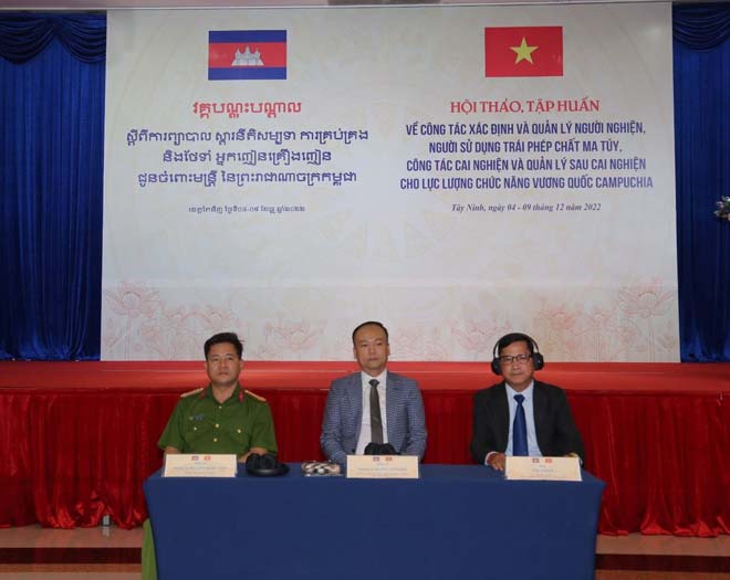កម្ពុជា-វៀតណាម បើ​​ក​វ​គ្ក​ប​ណ្តុះ​ប​ណ្តា​ល ​ស្តី​ពី​កា​រ​ព្យា​បា​ល​ ​និ​ង​ស្តា​រ​នី​តិ​ស​ម្ប​ទា​ ​កា​រ​គ្រ​ប់​គ្រ​ង​ ​និ​ង​ថែ​ទាំ ​អ្ន​ក​ញៀ​ន​គ្រឿ​ង​ញៀ​ន ស​ម្រា​ប់​ម​ន្រ្តី​ក​ម្ពុ​​ជា