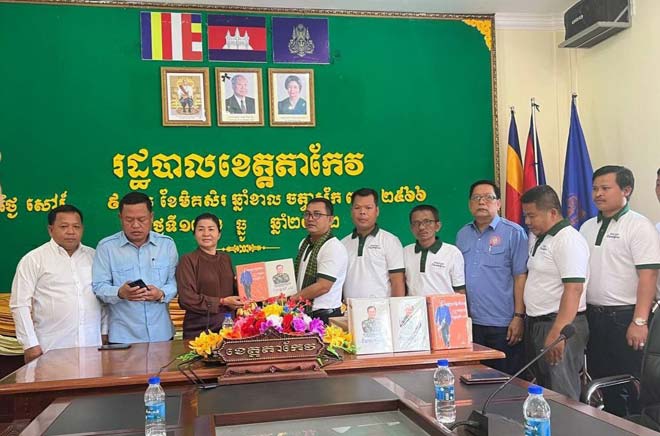 រដ្ឋបាលខេត្តតាកែវ ទទួលបានសៀវភៅ “កូនប្រុសច្បងឥមានឥទ្ធិពល” ចំនួន ៧៩០ ច្បាប់ និងសៀវភៅ “សម្តេច ហ៊ុន សែន ៣យន្តការឈ្នះកូវីដ-១៩” ចំនួន ២០ ច្បាប់