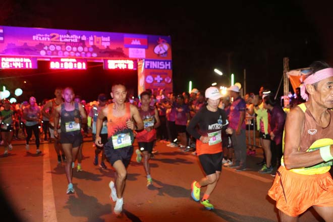 កីឡាករកីឡាការនី ប្រមាណ ១៥០០នាក់ ចូលរួមព្រឹត្តិការណ៍ កីឡាម៉ារ៉ាតុង ទាំងពីរ ប្រទេស កម្ពុជា ថៃ នៅច្រកទ្វារព្រំដែនអន្តរជាតិអូរស្មាច់