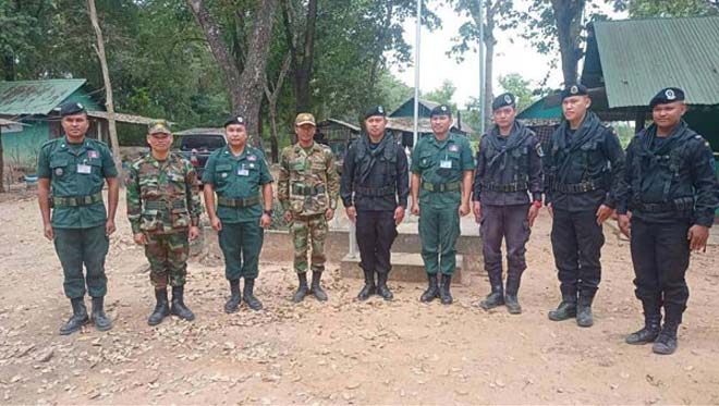 កម្លាំង​​នគ​​របា​ល​ ​​​ការ​​ពារ​​​ព្រំ​​ដែន​​​គោក ​​៨​០​៧​​ ​និ​ង​​​យោ​ធា​​​ឈុ​ត​ខ្មៅ​​​ថៃ​​១​២​០​៧​ ​​​រួ​ម​គ្នា​​​ទ​ប់​ស្កា​ត់​ ​​ប​ទ​ល្មើ​ស​​ឆ្ល​ង​ដែ​ន​​​