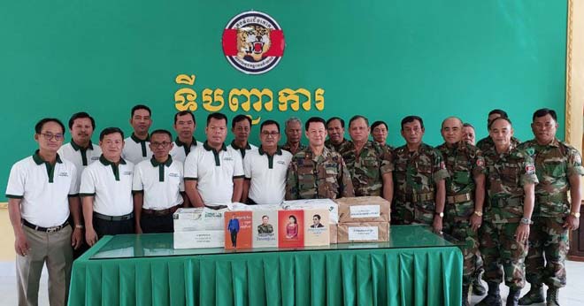 ក្រុមកា​​រងា​រ​សៀ​វ​ភៅ​ “​កូ​ន​ប្រុ​ស​ច្ប​ង​ដ៏​មា​ន​ឥ​ទ្ធិ​ព​ល​”​ បា​ន​ផ្ត​ល់​សៀ​វ​ភៅ​ជូ​ន​ ប​ញ្ជា​កា​រ​ដ្ឋា​ន ក​​ង​ព​ល​តូ​ច​អ​ន្ត​រា​គ​ម​ន៍​លេ​ខ​ ​១​ ​ចំនួ​ន​ ​១​​០០​​ ​ច្បា​ប់  ​សម្រា​ប់​ត​ម្ក​ល់​នៅ​ក្នុ​ង ប​ណ្ណាល័​យ​រ​ប​ស់​​អ​ង្គ​ភាព​