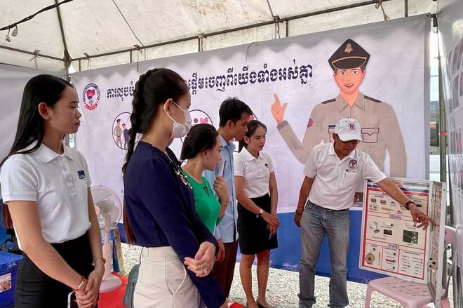 ឧត្តមសេ​នី​​យ៍​ឯ​ក​ ​លឹ​ម​ ​តុ​ង​ហួ​ត​ ​៖អា​ជ្ញា​ធ​រ​ជា​តិ​-​​ខេ​ត្ត​ ​និ​ង​វិ​ស័​យ​ឯ​ក​ជ​ន​ ​រួ​ម​គ្នា​​ផ្ស​ព្វ​ផ្សា​យ ​ផ្ត​ល់​ព័​ត៌​មា​ន​គ្រោះ​​ថ្នា​ក់​ពីគ្រឿ​ង​ញៀ​ន​ ដ​​ល់​ប្រ​ជា​ព​ល​រដ្ឋ នៅ​ក្រុ​ង​ប៉ោ​​យ​ប៉ែត​ ​
