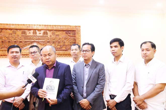 ក្រុ​មកា​រ​ងា​រ​សៀ​វ​ភៅ​ ​”​កូ​ន​ប្រុ​ស​ច្ប​ង​ដ៏​មា​​ន​ឥ​ទ្ធិ​ព​ល​”​ ​ប​ន្ត​ផ្ត​ល់​សៀវ​ភៅ​ ចំ​នួ​ន ​៧​៩​៥​​ ​ច្បា​ប់​ ​ដ​ល់​រ​ដ្ឋ​បា​ល​ខេ​ត្ត​ស្វា​​យ​រៀង​​ ​និ​ង​ខេ​ត្ត​ព្រៃ​វែ​ង