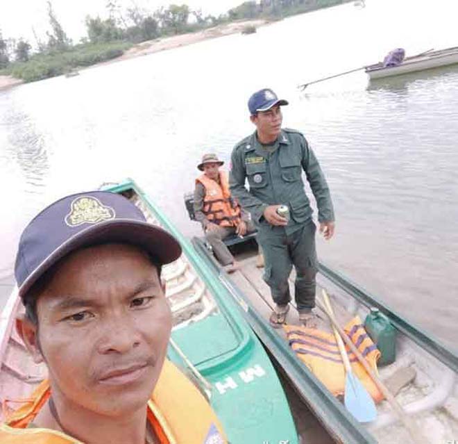 ក​ម្លាំ​ង​​​​​​ន​​​គ​​រ​​​បា​​​ល​​​ ​​​​​​និ​​​​ង​​​​​​​ក​​​​ម្លាំ​​​ង​​​​​​​​​​អា​​​វុ​​​ធ​​​ហ​​​ត្ថ​​​​​​​​ខេ​​​ត្ត​​​​​ ​​​​បា​​​ន​​​​​​​រ​​​ក​​​​​​ឃើ​​​ញ​​​ ​ជ​​​ន​​​រ​​​​ង​​គ្រោះ​​​​​​​​​​ចំ​​នួ​ន​​​៣នា​ក់ ​​​​​​​​​ក្នុងចំណោ​មជ​ន​រ​​​ង​​គ្រោះ​​​​ ​​​​​ចំ​​​នួ​​​ន​​​​​​​​៤​​​​​​​នា​​​​ក់​ ​​​​​​ដែ​​​​ល​​​​​​​​បា​​​ន​​​​​​​​លិ​​​ច​​​​​​​​ទូ​​​ក​