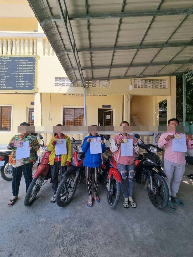 ស​​មត្ថ​កិ​ច្ច​ ​ឃាត់​ជ​ន​ជា​តិ​វៀ​ត​ណា​ម​៥​នា​ក់​ ដើ​តល​ក់​​ឆ្នោ​ត ​ក្នុង​​ក្រុ​ង​ស្វាយ​រៀ​​ង ​​ឱ្យ​ធ្វើ​កិ​ច្ច​ស​ន្យា​ឈ​ប់ល​ក់​​​