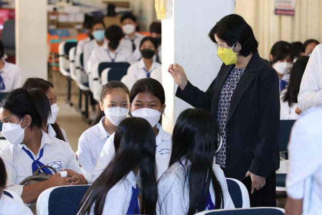 លោកជំ​ទា​វ​​ ​ឱ​ ​វ​ណ្ណ​ឌី​ន​ ​អំ​ពា​វ​នា​​វ ​អា​ណា​ព្យា​បា​ល​ ​ឪ​ពុ​ក​ម្ដា​យ​រ​​ប​​ស់​ ​សិ​ស្សា​នុសិ​ស្ស​​ ​កុំ​ព្រួ​យ​បា​រម្ភ ចំ​​ពោះ​វ៉ា​ក់សាំ​ង​ប​ង្កា​រ ជំ​ងឺ​កូ​វី​​ដ​១​៩ ​,​ ​ខ​ណៈក្រ​សួ​ង​ កំ​ពុ​ង​ដំ​ណើ​រ​​ការ ​ចា​ក់​ជូ​ន​សិ​ស្ស​ ​តាម​សា​លា​រៀ​ន