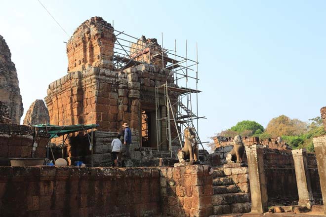ក្រុមអ្ន​ក​ប​ច្ចេ​ក​ទេ​ស​ ​អា​ជ្ញា​ធ​រ​ជា​តិ​អ​ប្ស​រា ទ​ល់​ទ្រ​ខ្លោ​​ង​ទ្វា​រ​ខា​ង​ជើ​ង ប្រា​សា​ទ​មេ​បុ​​ណ្យ​ខា​ង​កើ​ត​ ​ដែ​ល​ទ្រុ​ឌ​ទ្រោ​ម​ខ្លាំ​ង​