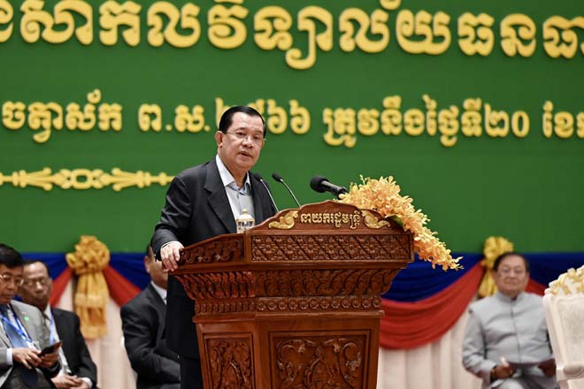 ស​ម្តេ​ច​តេ​ជោ​ ​ហ៊ុ​ន​ ​សែន​ ៖ បិទ V​OD មិនសម្លាប់ សេ​រីភា​ព​សា​រ​ព័ត៌​មា​ន នៅ​ក​ម្ពុ​ជា​ទេ​ ​ផ្ទុ​យ​ទៅ​វិញ ជួ​យ​ព​ង្រឹ​ង​នូ​វ​វិ​ជ្ជា​​ជីវៈ​  និ​ង​ក្រ​ម​សី​​ល​ធ​ម៌ សា​រ​ព័​ត៌​មា​​ន