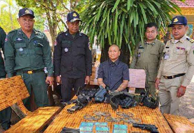 សមត្ថកិ​ច្ច​ តា​ម​​​ចា​ប់​ខ្លួ​ន​ ​​គ្រូ​​​សី​ល​ ឧកញ៉ា​ ​អ៊ឹ​ម ​ប្រុ​ស ​ពី​ប​ទ​​ឆ​បោ​ក​ ​ដ​ក​ហូត​​​កាំ​ភ្លើ​ង​​​៥​​​ដើ​ម​ ​និង​​​គ្រា​ប់​​​ជា​ង​​២​០​០​​​គ្រា​ប់​​