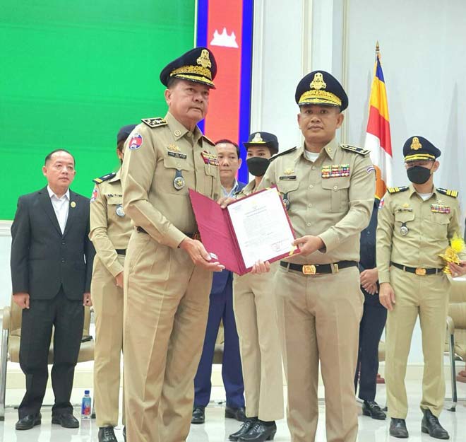 ឯកឧ​ត្ត​ម​ ​នា​យ​ឧ​ត្ត​ម​សេនី​យ៍​ស​ន្តិ​ប​​ណ្ឌិ​ត ​​នេ​ត​ ​សា​វឿ​ន​ ​អ​ញ្ជើ​ញ​ជា​អ​ធិ​ប​តី​ ​ពិ​ធី​ប្រ​កា​ស​តែ​ង​តាំ​ង ​ស្នង​កា​រ​​ថ្មី​ ​នៃ​ស្ន​ងកា​រ​ដ្ឋា​ន​ន​​គរ​បា​ល​ ខេ​​ត្ត​ព្រៃ​វែ​ង​
