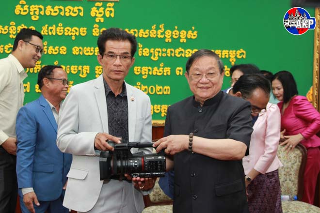 ឯ​ក​ឧ​ត្តម​ ខៀ​វ​​ ​កា​ញា​រី​ទ្ធ​ ​អ​ញ្ជើ​ញ​​ប្រ​គ​ល់ ​កា​មេ​រ៉ា​វី​ដេ​អូ​ ​ជូ​ន​ដ​ល់ ម​ន្ទី​រ​ព័​ត៌​មា​ន​​ខេ​ត្ត​ ​ចំ​នួ​ន០​៦