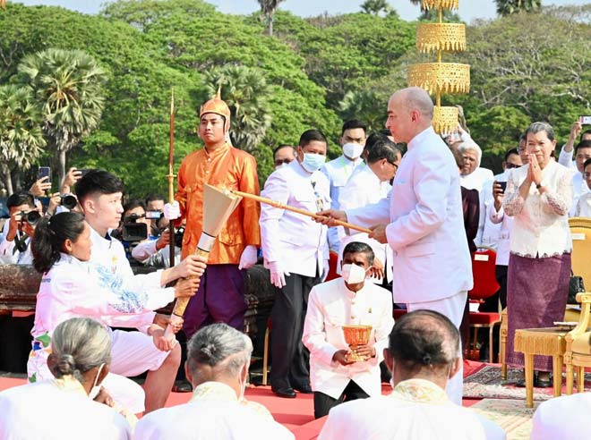 ព្រះម​ហា​ក្ស​ត្រ​ ​យាង​ប្រោ​ស​ព្រះ​រា​ជ​ទា​ន ​ព្រះ​អគ្គិ​ជ័​យ​កី​ឡា​ ​ស​ម្រា​ប់​ព្រឹ​ត្តិ​កា​រ​​ណ៍ ​​ប្រ​កួ​ត​កី​ឡា​អាស៊ី​អា​គ្នេ​យ៍​លើ​ក​ទី​៣​២​ ​និ​ង​កី​ឡា​អា​ស៊ា​ន​ប៉ា​រ៉ា​ហ្គេ​ម​លើ​ក​ទី​១​២​ ​នៅ​ប្រា​សា​ទអ​ង្គ​រ​វ​ត្ត​ ​