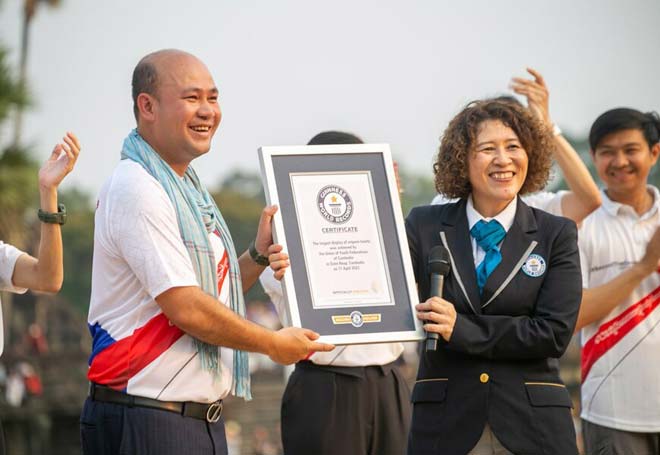 កម្ពុជា ​បា​ន​បំ​បែក​ ឯ​​តទ​​គ្គ​ក​ម្ម​«​បេះ​ដូ​ង​ច្រើន​ជា​ង​គេ​ ​នៅ​លើ​ពិភ​ព​លោ​ក​»​ ​មា​ន​ចំ​នួ​ន​​ ​៣​ ​៩​​១​៧​ ៨​០​៥​ ​បេះ​ដូ​ង​​