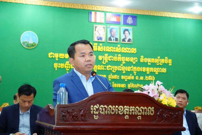 អភិ​បា​ល​ខេ​ត្ត​ក​​ណ្ដាល​៖​ ​រា​ល់​កា​រ​ធ្វើ​ប្ល​ង់​រឹ​ង ​មិ​ន​ត្រូវ​ទា​រ​លុ​យ​ពី​ ព​ល​រ​ដ្ឋ​ដា​ច់​ខា​ត​ ​ម​​ន្ត្រី​សូ​រិ​យោ​ដី​ ​និង​​ពន្ធ​​ដា​រ​  ត្រូ​​វ​ធ្វើ​កា​រ​ងា​​រ ជា​មួ​យ​គ្នា​ ឲ្យ​​បា​​​ន​​​ល្អ​លឿ​ន​ ​រហ័ស ជូ​ន​ព​ល​រ​ដ្ឋ កុំ​កិ​ច​កុ​ក​