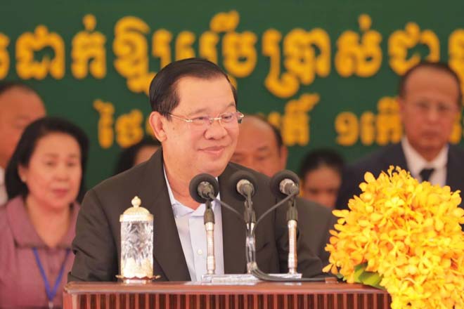 សម្ដេច​តេ​ជោ ​ហ៊ុ​ន​ ​សែ​ន​ ​កោ​ត​ស​រ​សើ​រ​ពី វី​រ​ភា​​ព​រ​ប​ស់ក្រុ​ម​គ្រូ​ពេ​ទ្យ​ ​អា​ជ្ញា​ធ​រ​ដែ​ន​ដី​ ​និ​ង​ក​ម្លាំ​ង​ស​ម​ត្ថកិ​​ច្ច ​ដែ​ល​នៅ​ប្រ​ចាំ​កា​រ ក្នុ​ង​ពេ​ល​ចូ​ល​ឆ្នាំ​