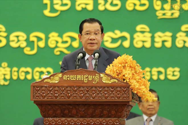 សម្ដេចតេ​ជោ​ ​ហ៊ុ​ន​ ​សែ​ន​ ​ ​​អ​ញ្ជើញ​​ជា​អ​ធិ​ប​តី ក្នុ​​ង​ពិធី​ប្រ​គ​ល់​ស​ញ្ញា​ប​​ត្រ ជូ​ន​ដ​ល់​​និ​ស្សិត​​ជ័​យ​លា​ភី ​នៃ​គ្រឹះ​ស្ថា​​ន​ឧ​ត្តម​សិ​ក្សា​​កសិ​ក​ម្ម​ ចំ​នួ​ន​៣​