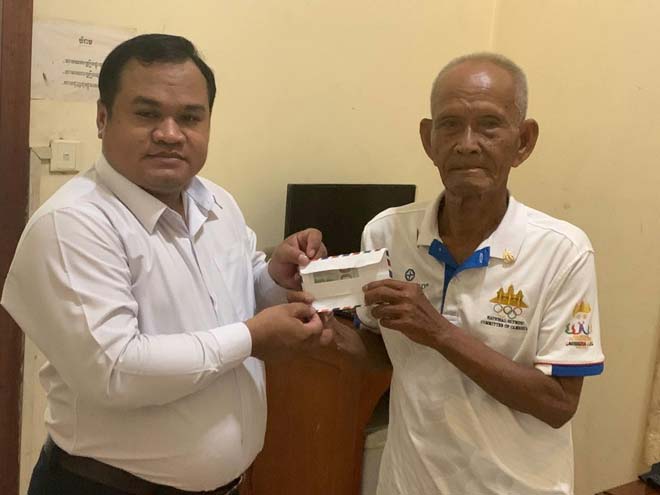 រដ្ឋម​​ន្ត្រី ​​ព្រុំ​ ​សុ​ខា​ ​ឧ​ប​ត្ថ​ម្ភ​ថ​វិ​កា​ដ​ល់ ​លោ​ក​តា​ ​ហា​ក់​ ​ស៊ា​ងឡាយ​ ​ដែ​ល​បា​ន​​ជិះ​ម៉ូ​​តូ​ដោ​យ​ខ្លួ​ន​ឯ​ង ពី​ខេ​ត្ត​ក្រ​ចេះ​ ​ម​ក​​​មើល​ កា​រ​ប្រ​កួ​ត​ កី​ឡា​ស៊ី​ហ្គេ​ម​