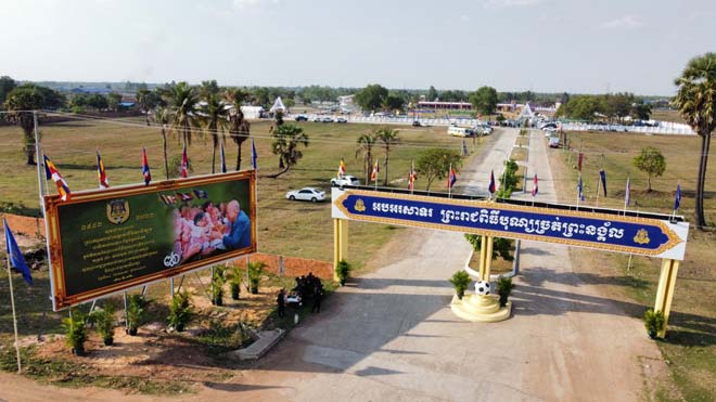 ព្រះរាជពិ​ធី​ច្រ​​ត់ព្រះ​ន​ង្គ័​ល​ ​ប្រារ​ព្ធ​​ឡើ​ង​នៅ ប​រិ​វេ​ណ​​ព​ហុកី​ឡ​ដ្ឋា​ន​ ​ខេ​ត្ត​កំ​ព​ង់ធំ​ ​ក្រោ​ម​ព្រះ​រា​ជា​ធិ​ប​តី​​ភា​ព ​ព្រះម​ហា​​ក្សត្រ​​ខ្មែ​រ