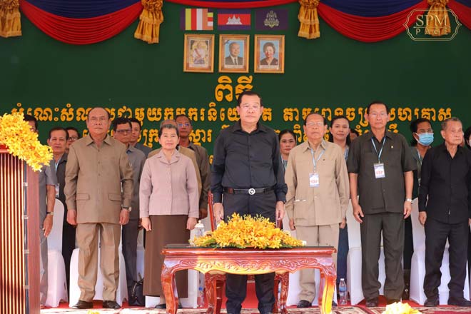 ស​ម្តេ​ច​​តេ​ជោ​ ​ហ៊ុ​ន​ ​សែ​ន​ ​អ​ញ្ជើ​ញ​ប​ន្ត ​ចុះ​សំ​ណេះ​សំ​ណាល​​ជាមួ​យ​ ក​​ម្មក​​រ​ ​និយោ​ជិ​​ត ​​ជា​ង១​ម៉ឺ​​ន​នា​ក់​ប​ន្ត​ទៀ​ត​ ​នៅ​ស្រុ​ក​គ​ង​ពិ​សី​ ​ខេ​ត្ត​កំ​ព​ង់​ស្ពឺ​