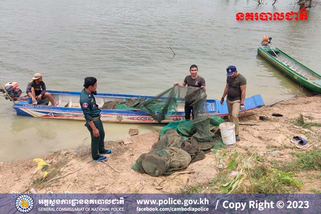 សមត្ថកិច្ច ​​ចុះ​​បង្ក្រា​ប​ប​​ទ​ល្មើ​សនេ​សា​ទ​ខុ​ស​​ច្បាប់​ ក្នុ​ង​ភូ​មិ​​សា​ស្ត្រ​ស្រុ​ក​ឯ​ក​ភ្នំ​ ​និ​ង​ដុ​ត​បំ​ផ្លា​ញ​វ​ត្ថុ​តា​ងចោ​​ល នឹ​ង​ក​ន្លែ​ង​